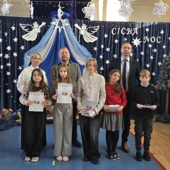 nauczyciele i nagrodzeni uczniowie