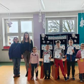 nauczyciele i nagrodzeni uczniowie