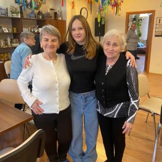 Uczennica ze starszymi kobietami