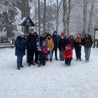 zdjęcie grupowe uczniów i nauczycieli bioracych udział w rajdzie
