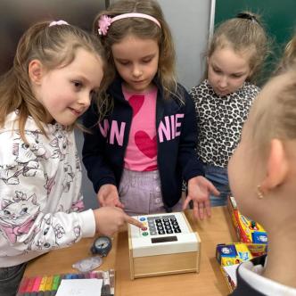 uczniowie w czasie zabawy