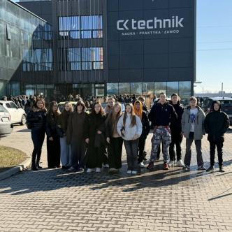 uczniowie i nauczyciele podczas wycieczki