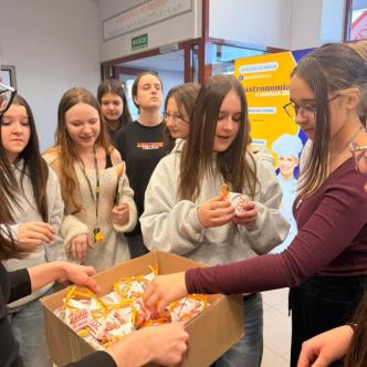 uczniowie w trakcie dni otwartych