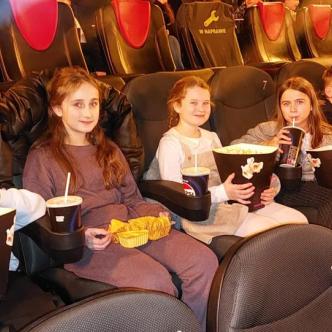 Uczniowie w sali kinowej