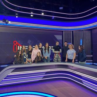 uczniowie w studiu telewizyjnym