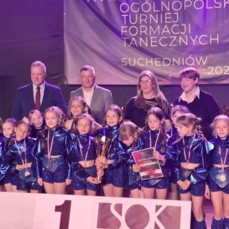 zespoł taneczny odbierający nagrodę za 1 miejsce