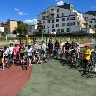 uczniowie i nauczyciele podczas egzaminu na kartę rowerową