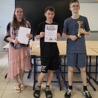 nagrodzeni uczniowie oraz organizator konkursu