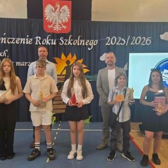Uczniowie i nauczyciele na wspólnym zdjęciu