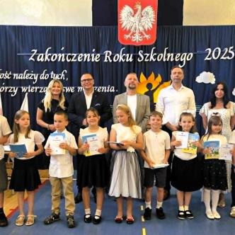 Uczniowie i nauczyciele na wspólnym zdjęciu